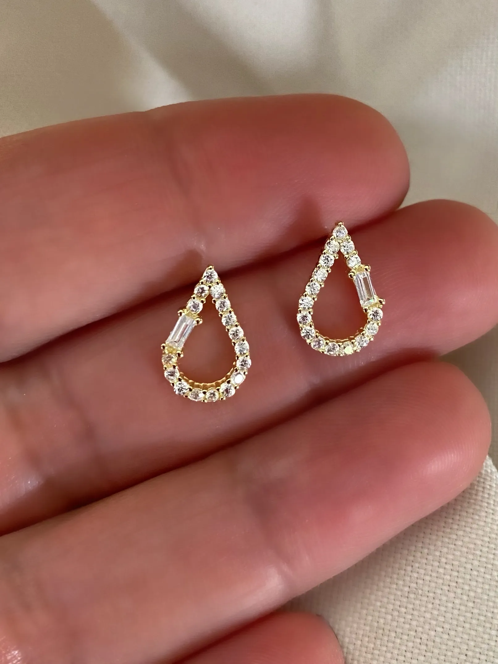 Waterdrop with clear zircon stones - Earrings